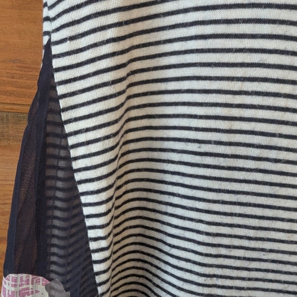 Gray and White Relaxed Blouse with Floral Design - Picture 4 of 8